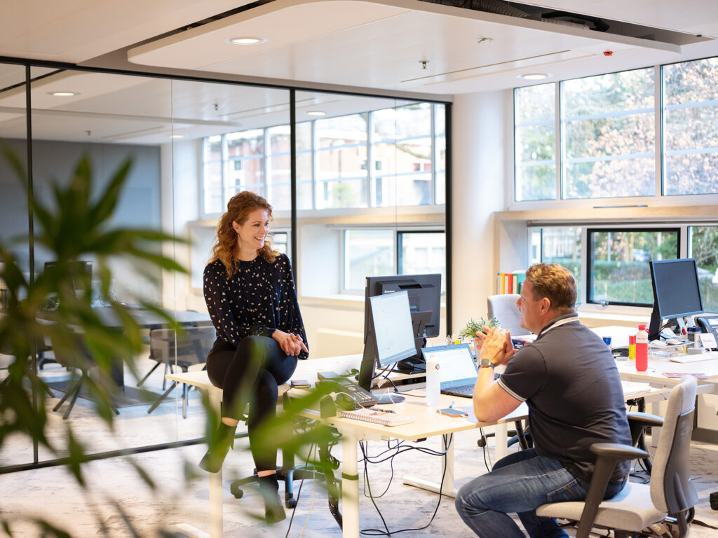Collega's op kantoor bij Bindinc.